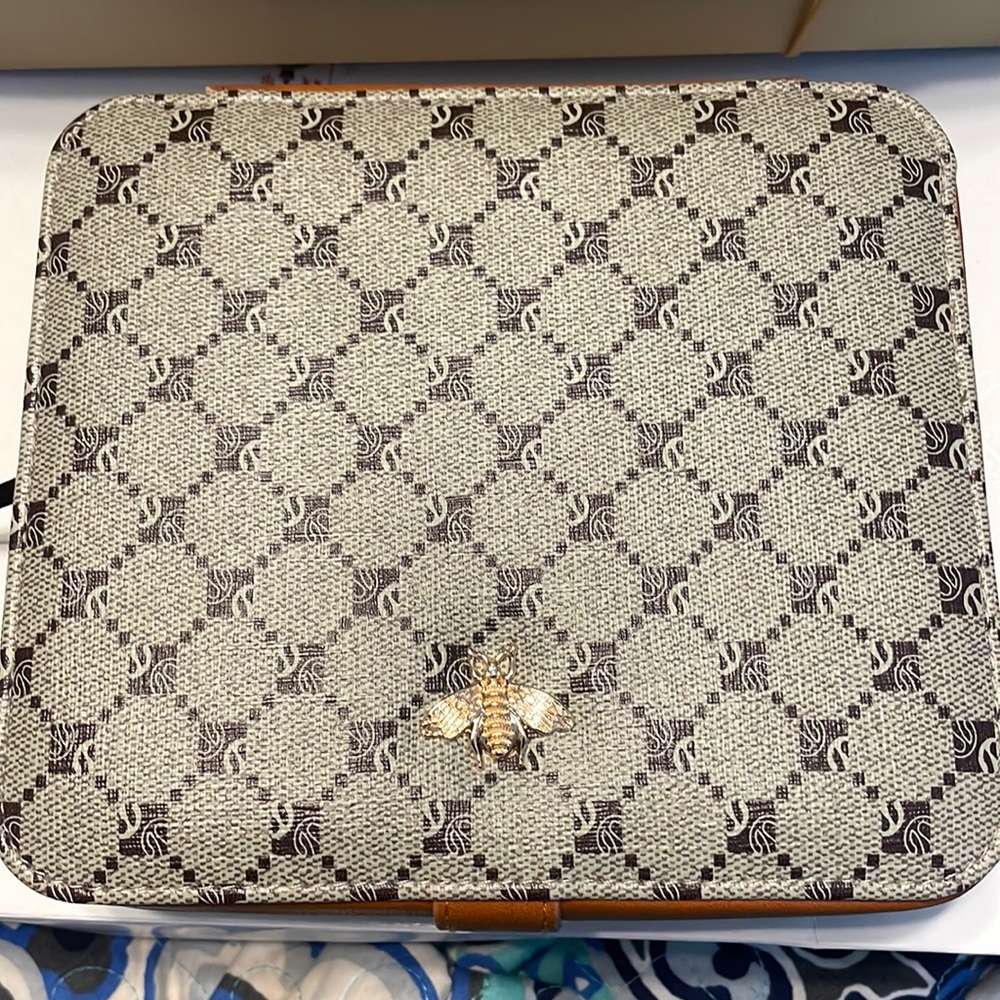 Travel jewelry box